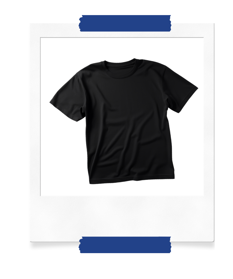 Schwarzes T-Shirt in einem Polaroid-Rahmen, befestigt mit blauen Klebestreifen oben und unten