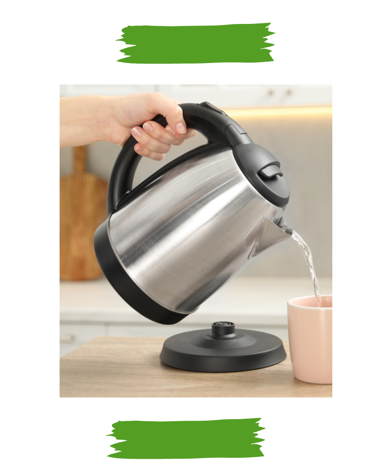 Küchengeräte auf einer Arbeitsplatte