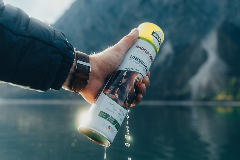 Schuhe werden imprägniert