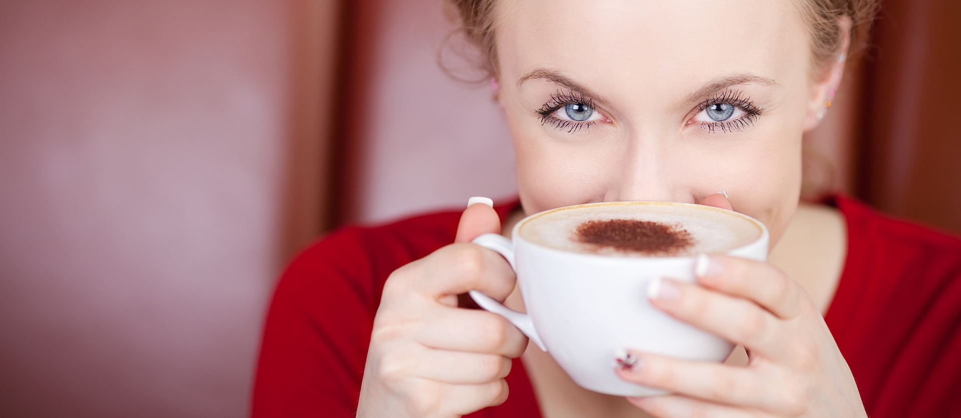 Frau mit Kaffeetasse